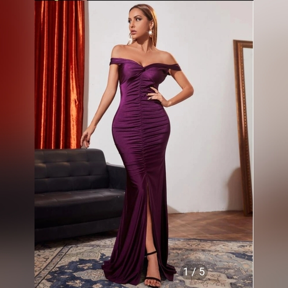 Beautiful flattering Gathered Dress - Picture 1 of 4